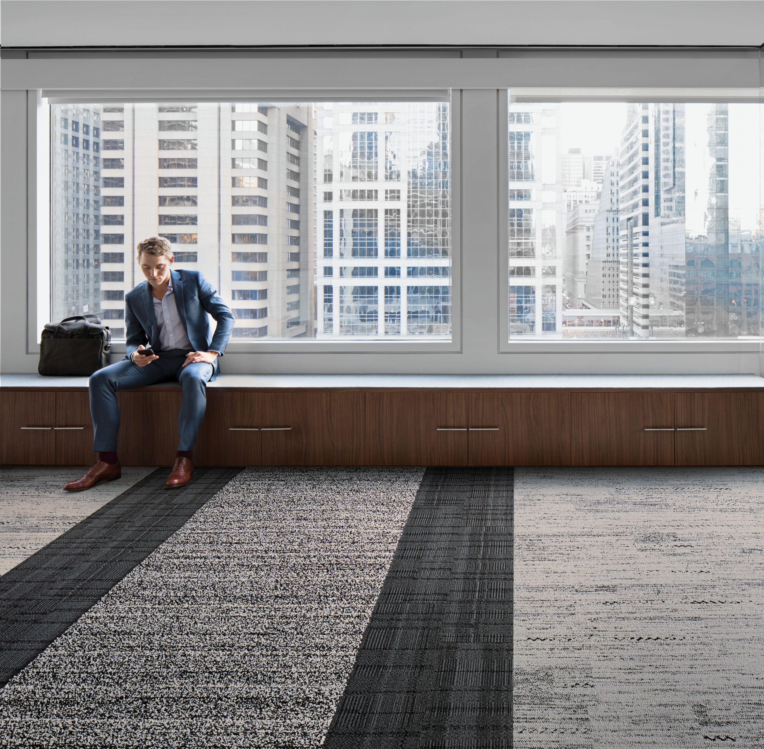 Interface Darning, Stitch Count, and Overedge plank carpet tile in room with man seated by window afbeeldingnummer 5